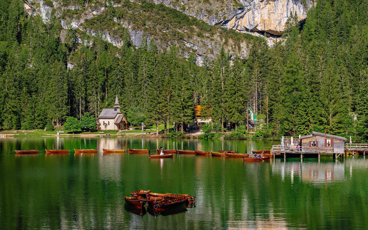 Красивый вид на озеро и покрытые зеленью горы, Италия