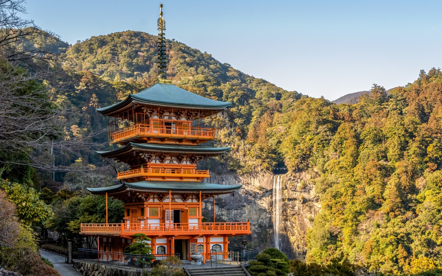 Красивое здание в горах, Япония