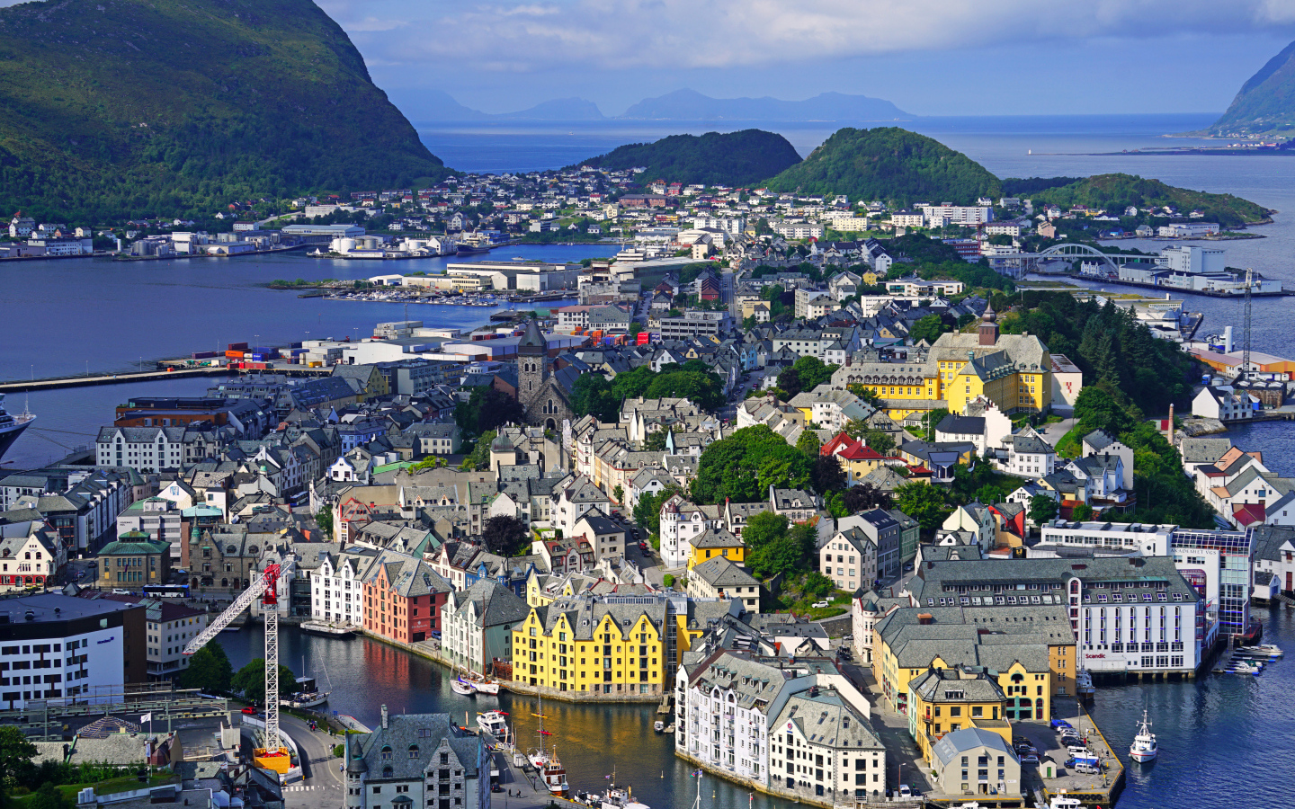 Вид на дома в городе Олесунн, Норвегия