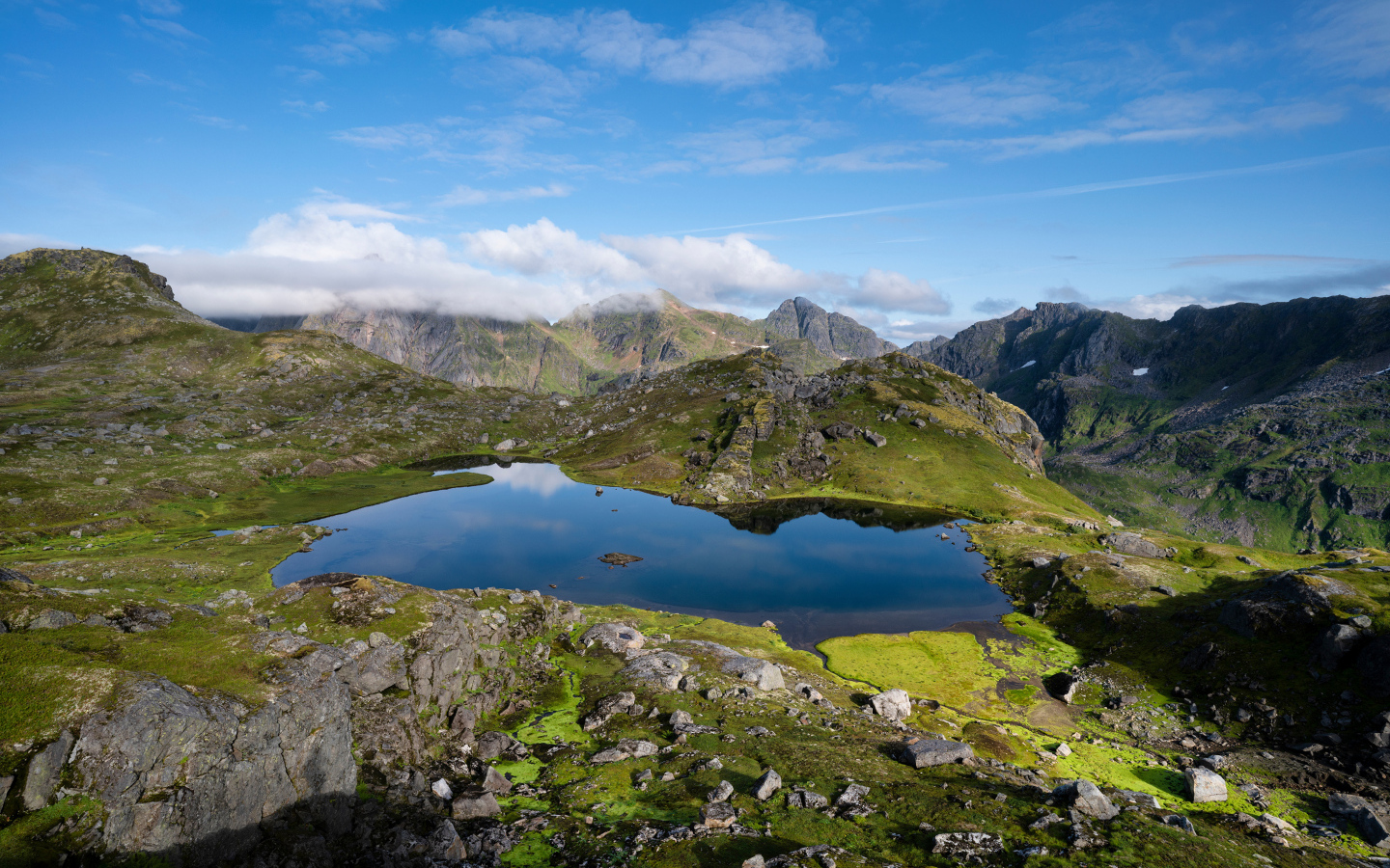 Вид на озеро и покрытые зеленью горы, Норвегия
