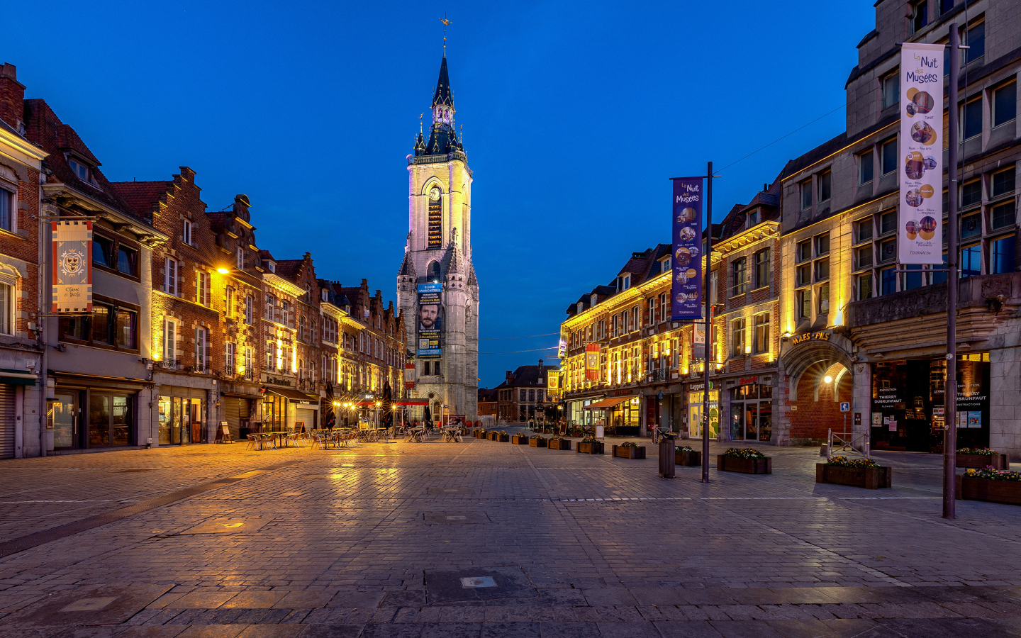 Старинные дома и башня ночью, город Турне. Бельгия