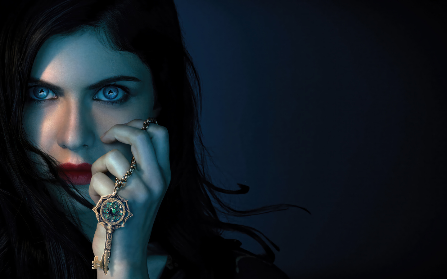 Красивые голубые глаза у актрисы Александры Даддарио