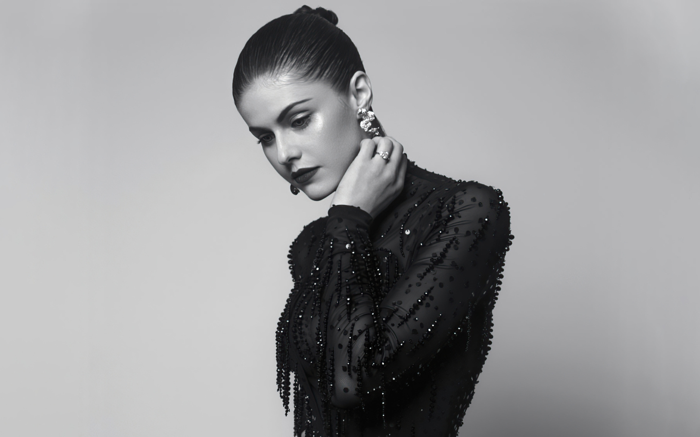 Актриса Александра Даддарио в черном платье на сером фоне