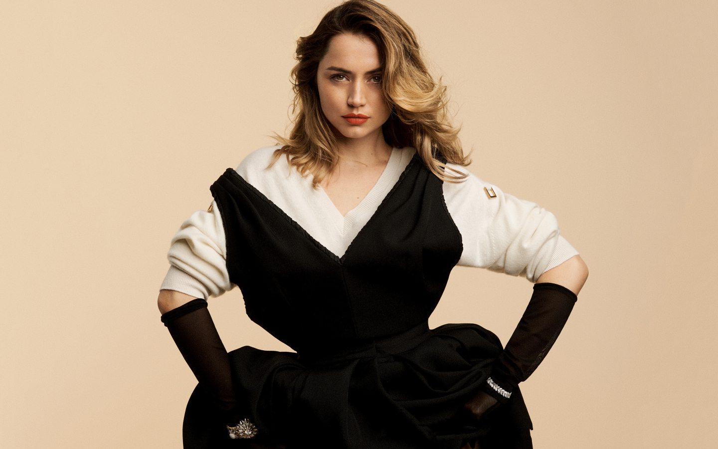 Актриса Ана де Армас в черном платье