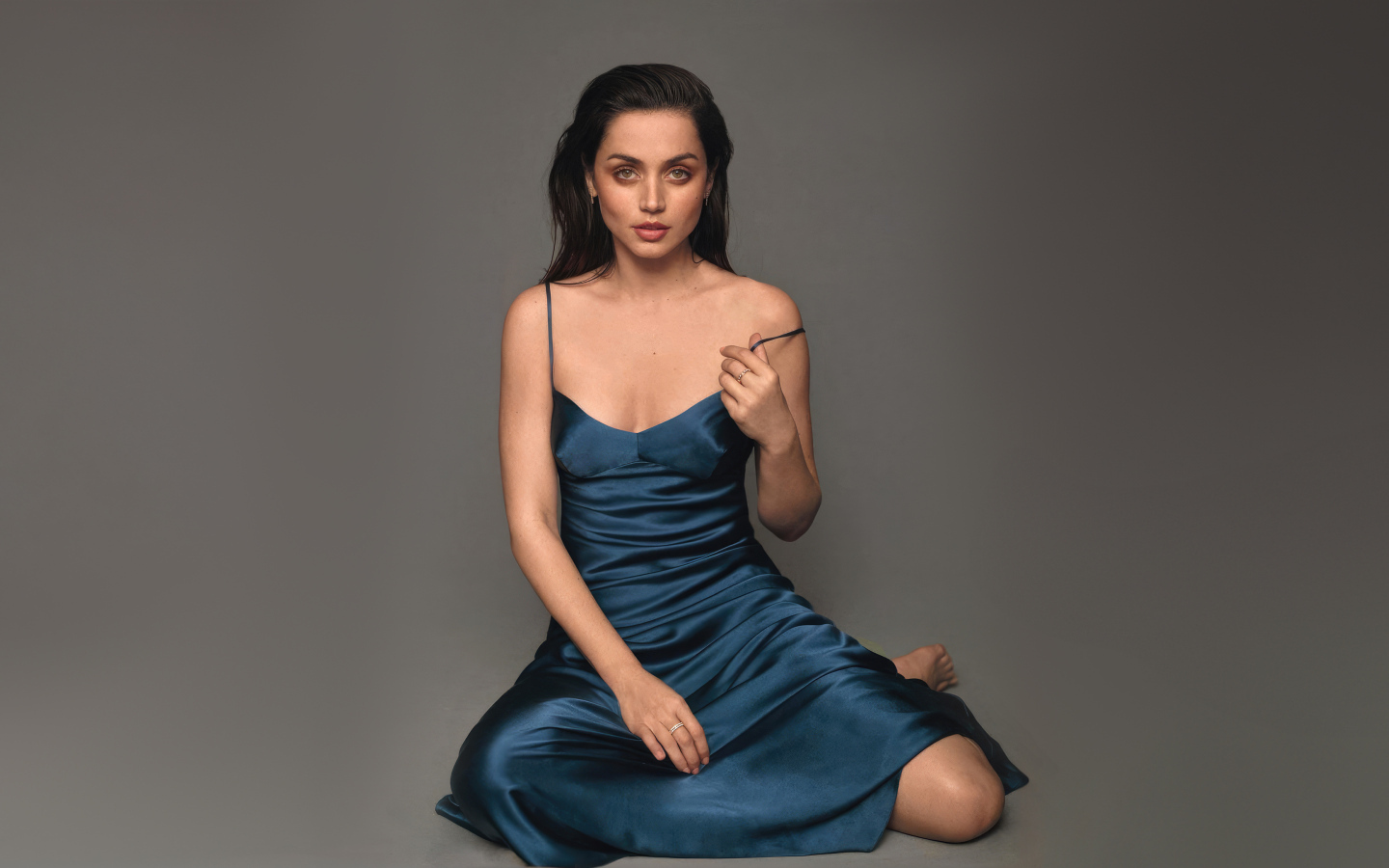 Актриса Ана де Армас в платье на сером фоне