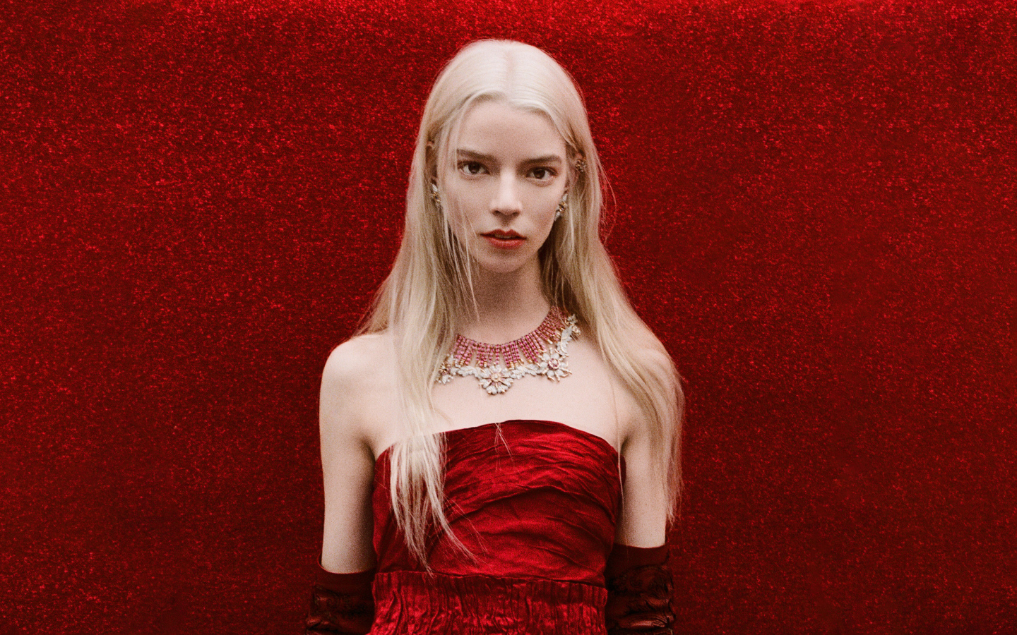 Актриса Аня Тейлор-Джой на красном фоне