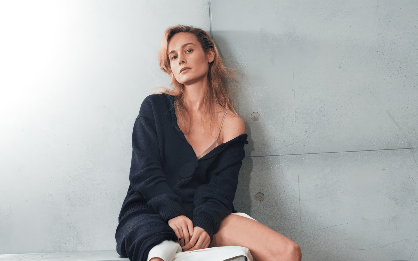 Актриса Бри Ларсон на фоне серой стены