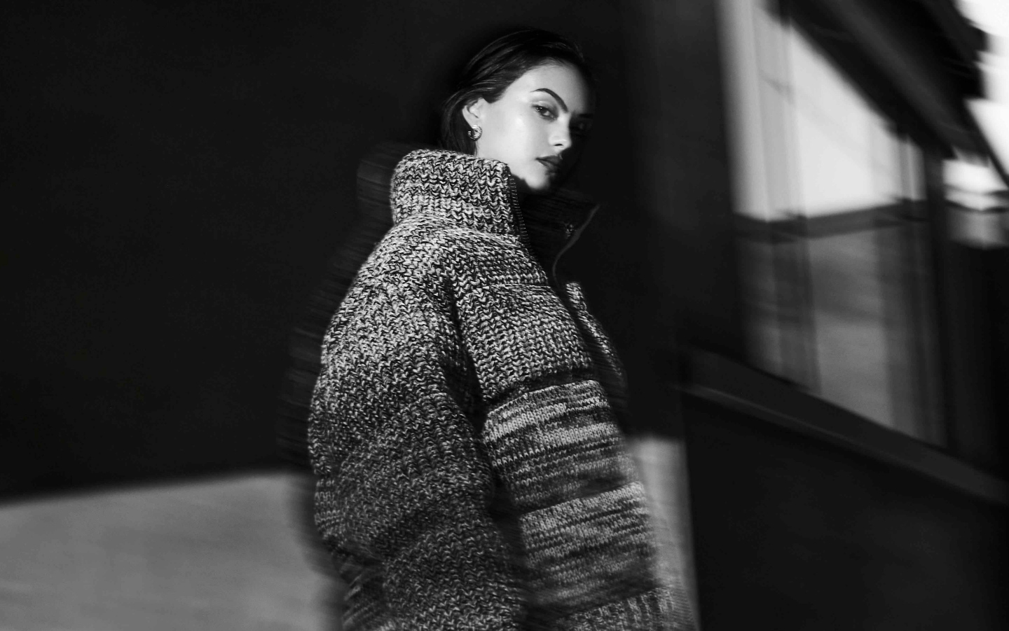 Актриса Камила Мендес в теплом свитере