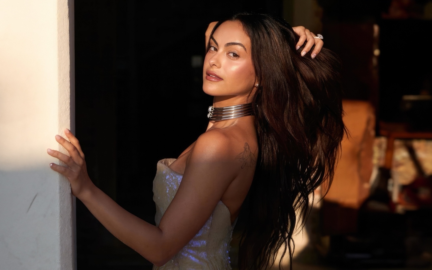 Актриса Камила Мендес в лучах солнца