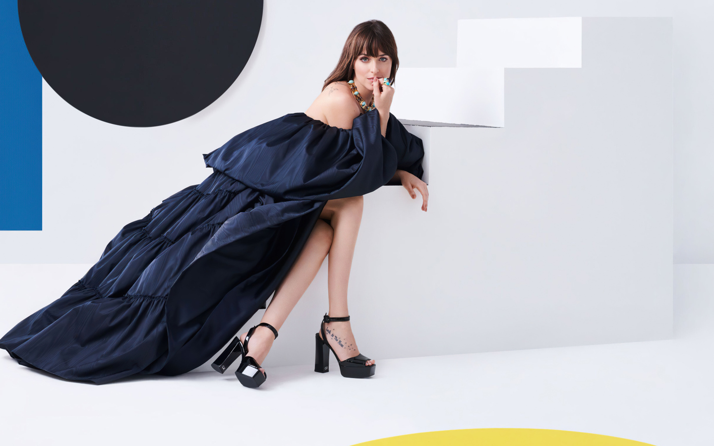 Актриса Дакота Джонсон в красивом черном платье