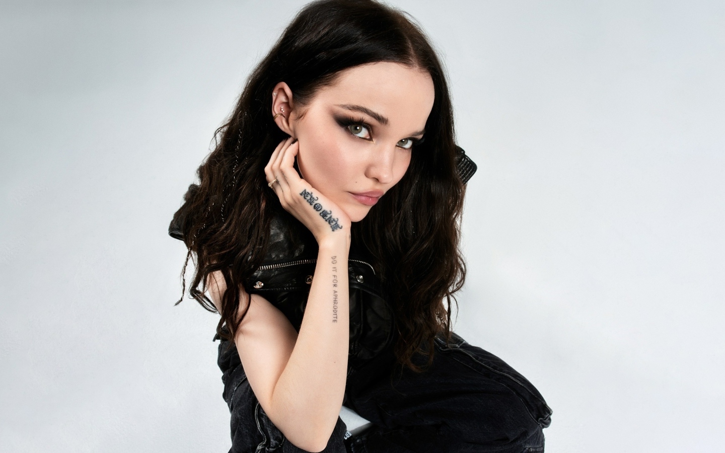 Актриса Дав Кэмерон с темными волосами