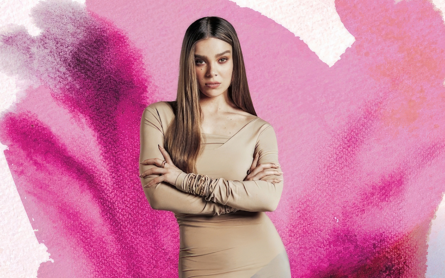 Актриса Хейли Стайнфелд на розовом фоне