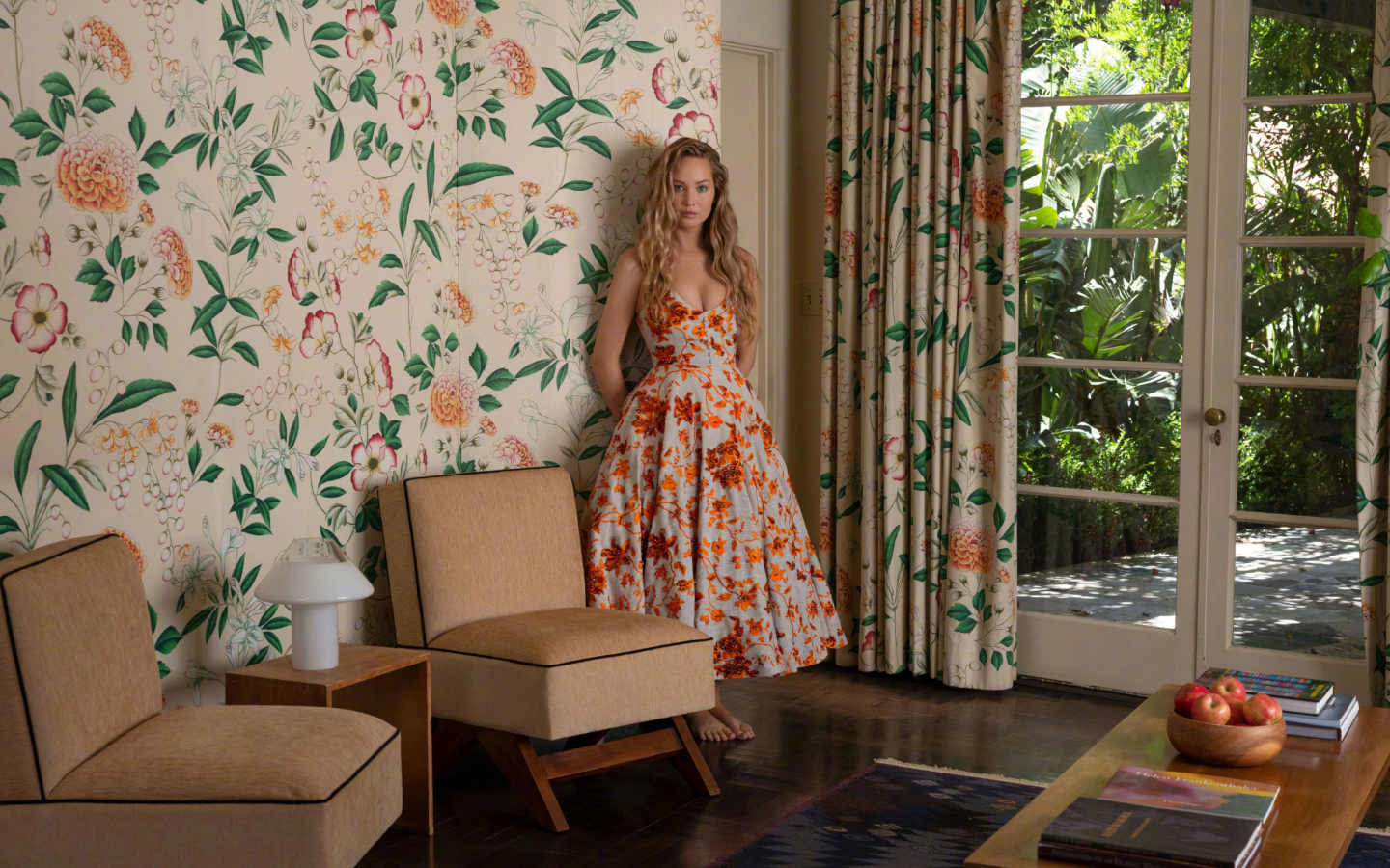 Актриса Дженнифер Лоуренс в красивом платье в комнате