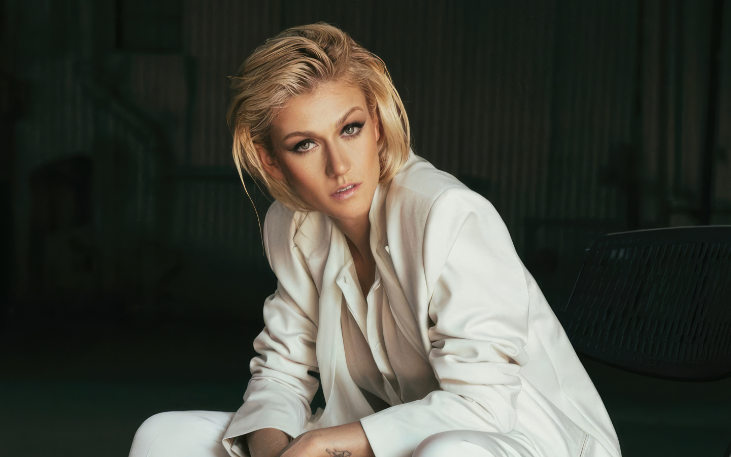 Актриса Кэтрин Макнамара в белом костюме