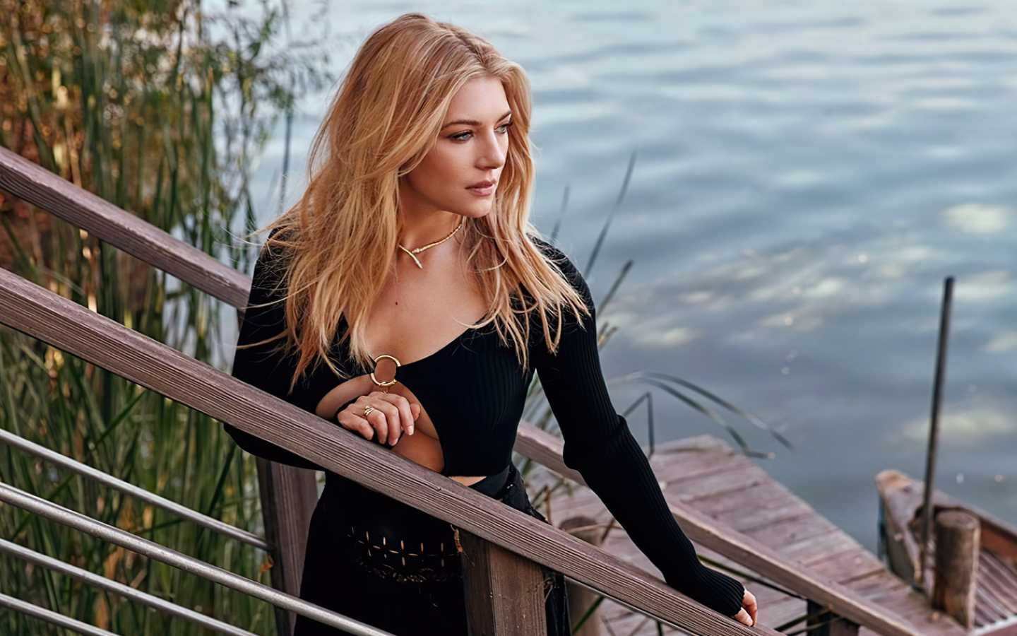 Актриса Кэтрин Винник стоит на мосту