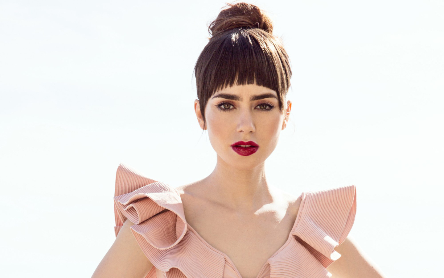 Актриса Лили Коллинз в розовом платье