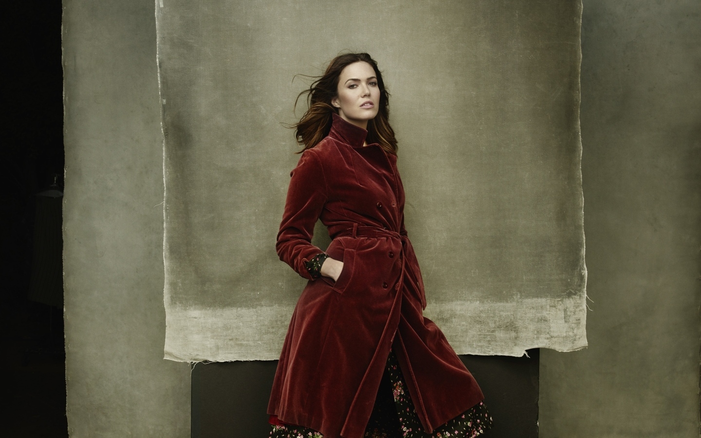 Актриса Мэнди Мур в красном пальто