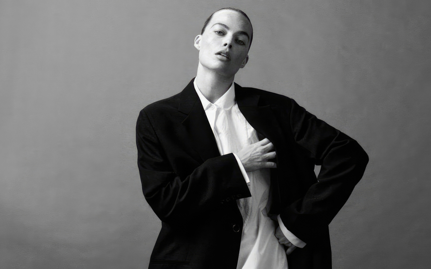 Актриса Марго Робби в костюме на сером фоне