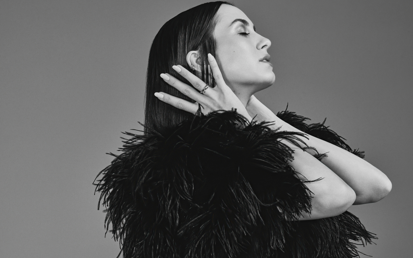 Актриса Мод Апатоу в черном платье на сером фоне