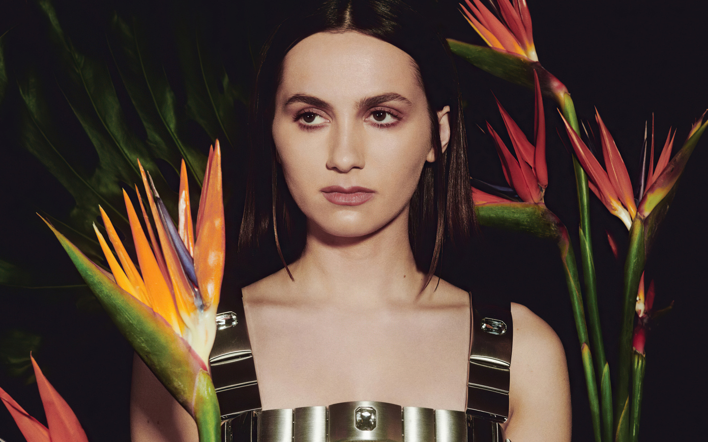 Актриса Мод Апатоу с цветами