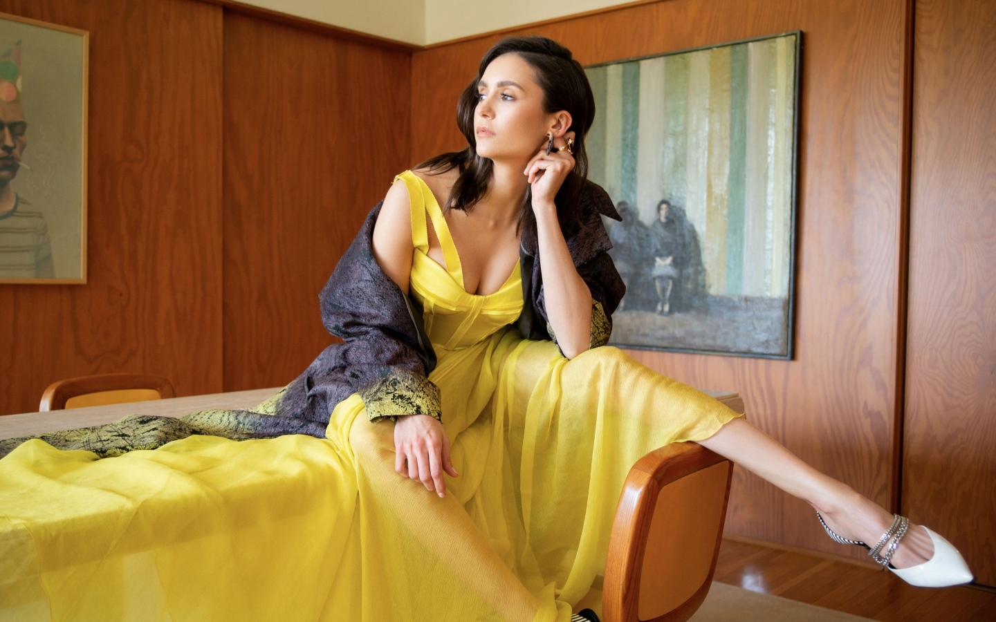 Актриса Нина Добрев в желтом платье