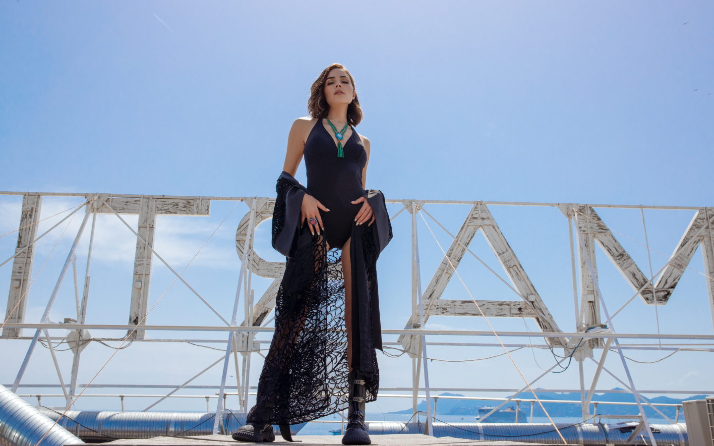 Актриса Оливия Калпо в черном купальнике