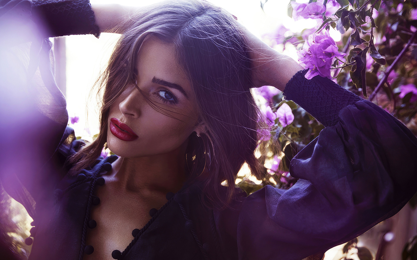 Актриса Оливия Калпо стоит у дерева