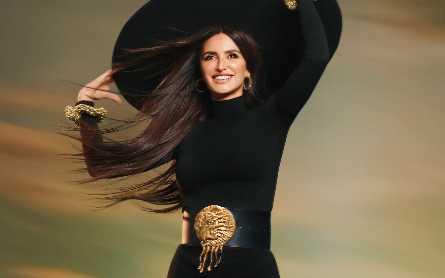 Актриса Пенелопа Крус в черной шляпе