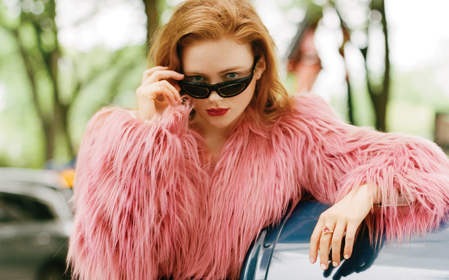 Актриса Сэди Синк в розовой шубе