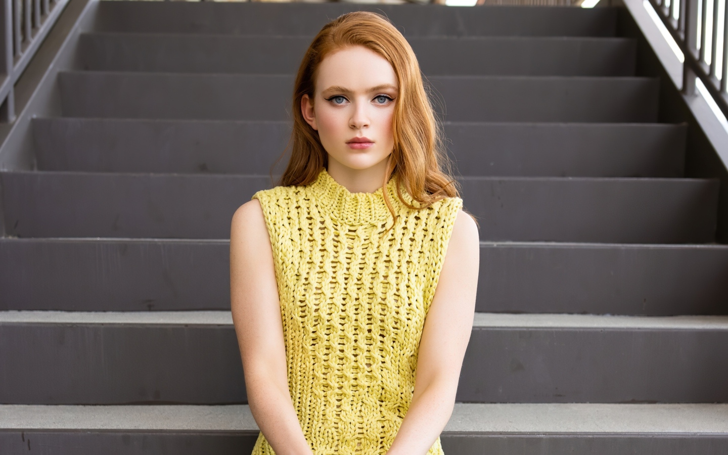 Актриса Сэди Синк сидит на ступеньках