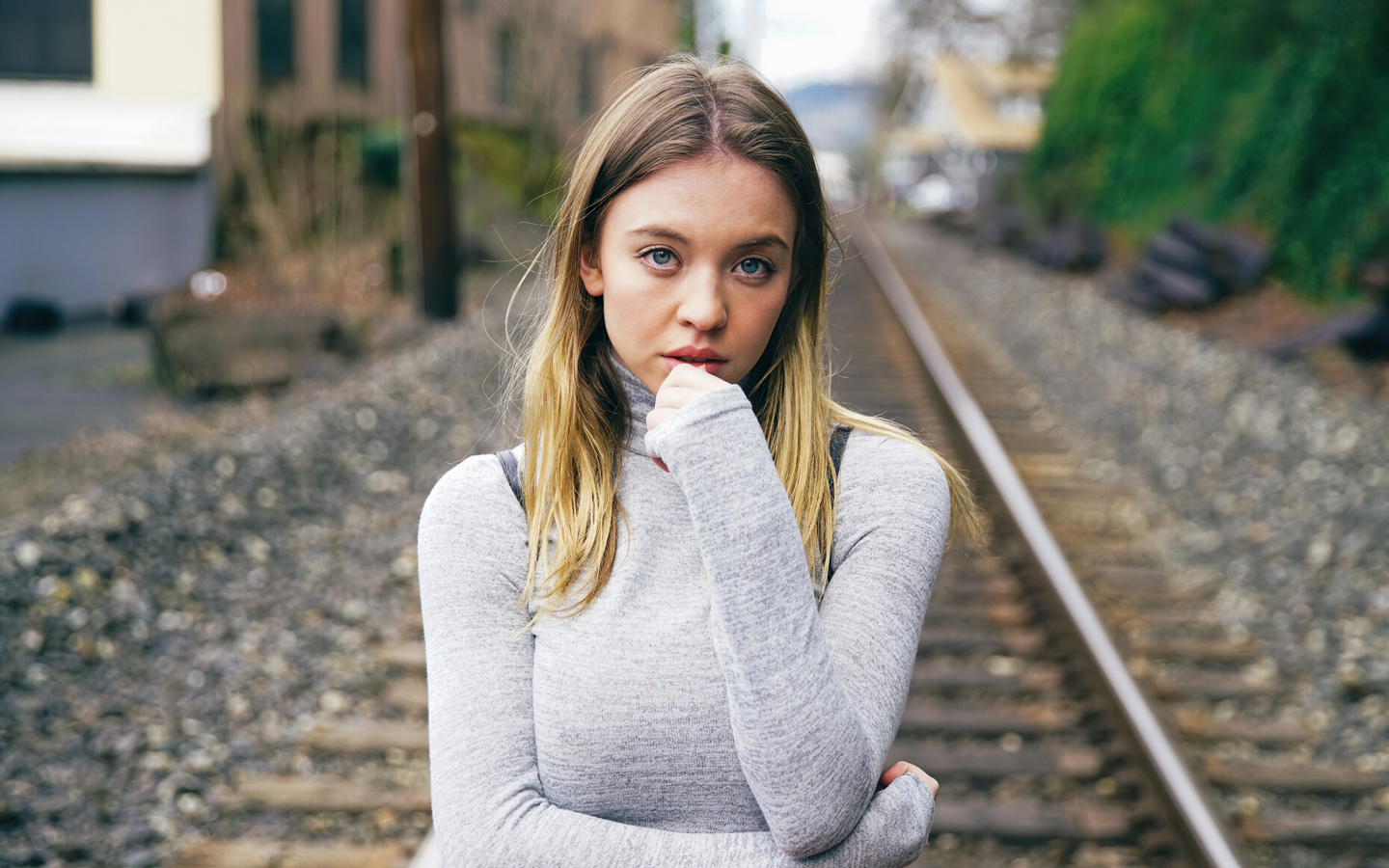 Актриса Сидни Суини стоит на рельсах