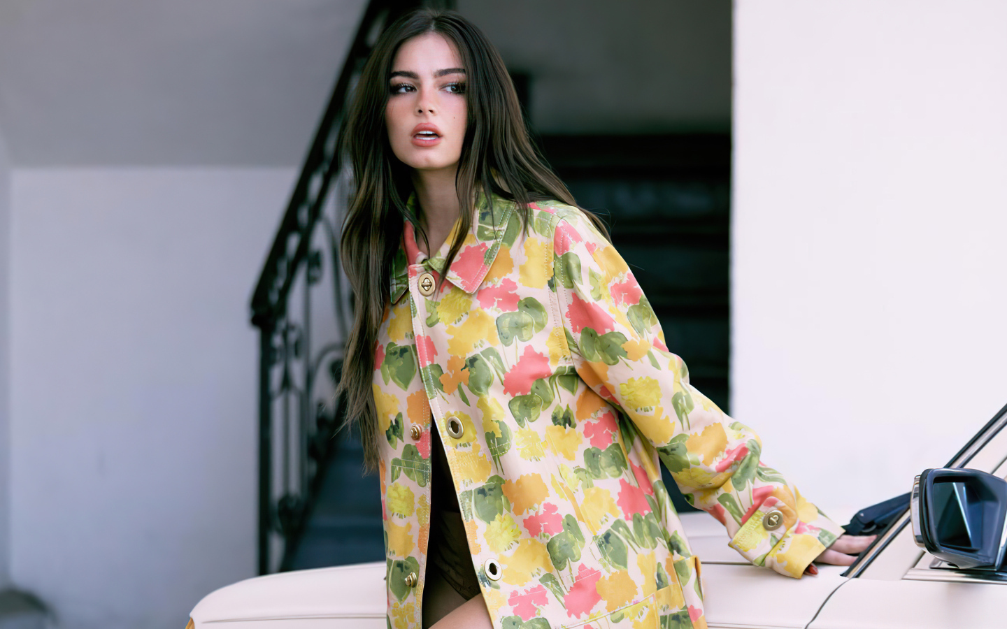 Американская актриса Эддисон Рэй стоит у автомобиля