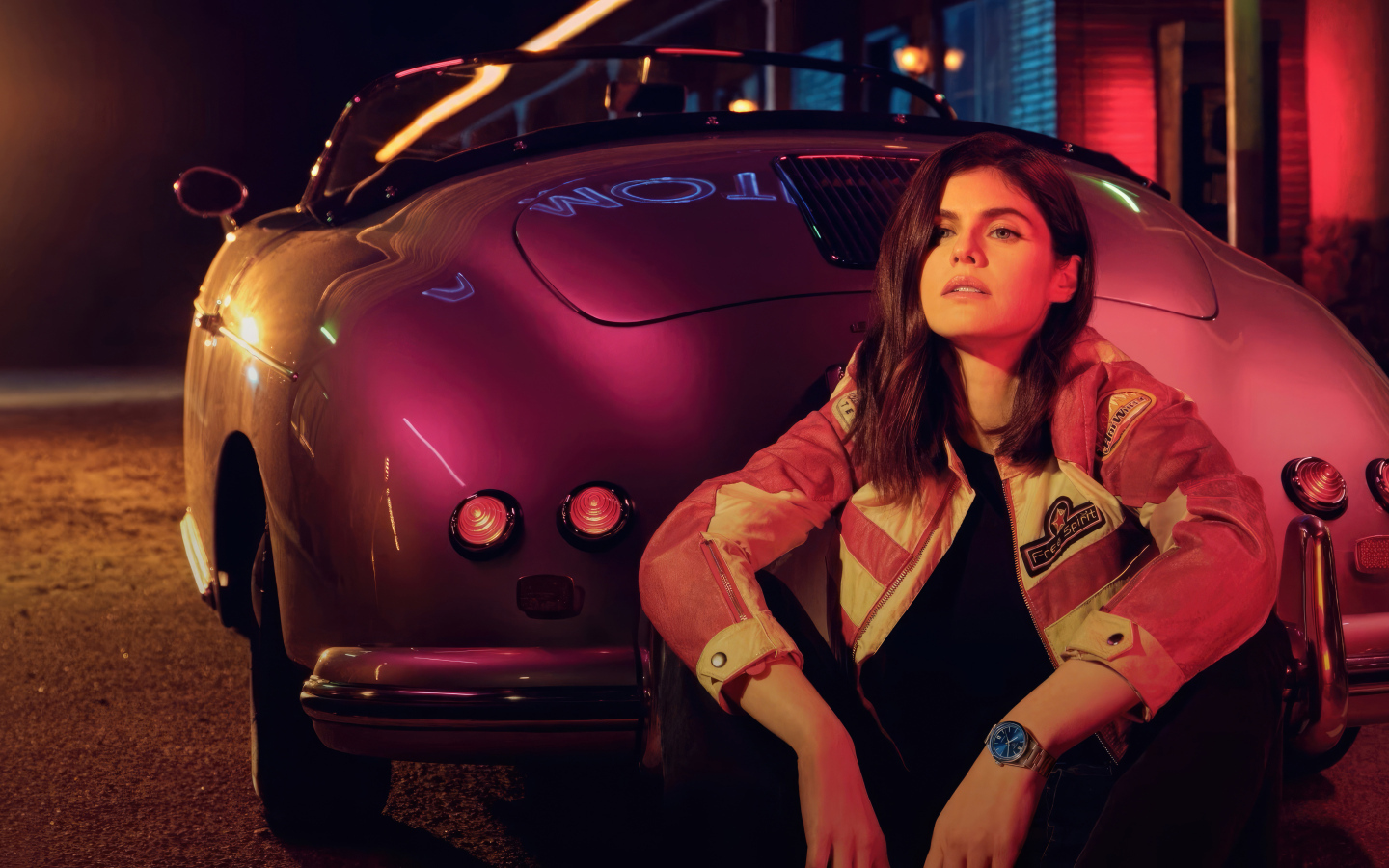 Американская актриса Александра Даддарио сидит у автомобиля