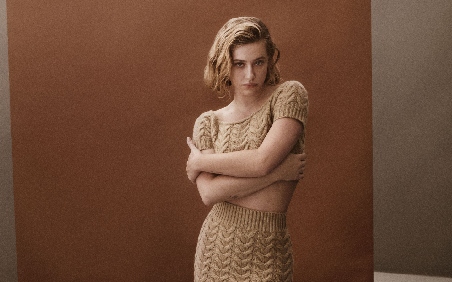 Американская актриса Лили Рейнхарт в вязаном костюме