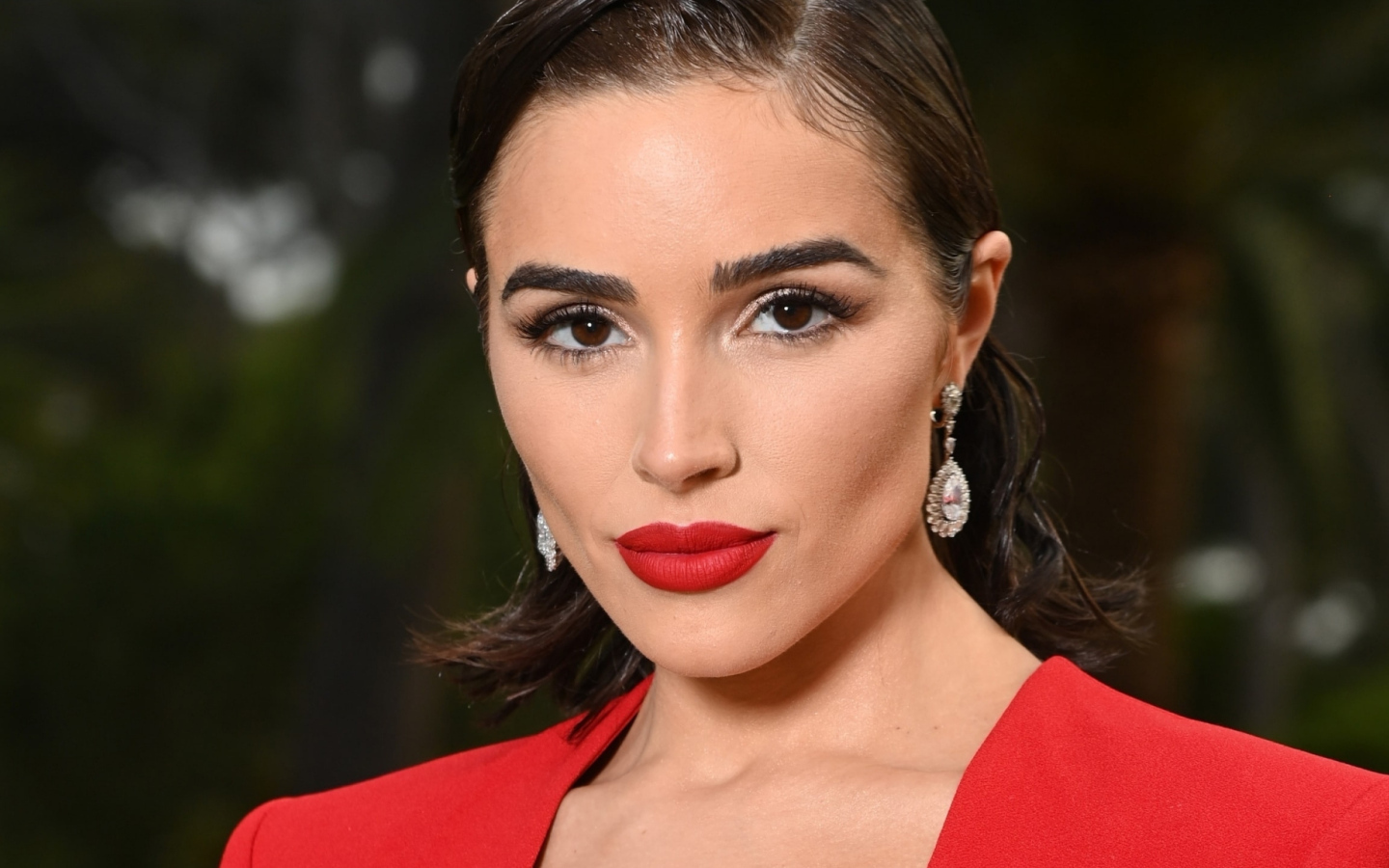 Американская актриса Оливия Калпо в красном наряде