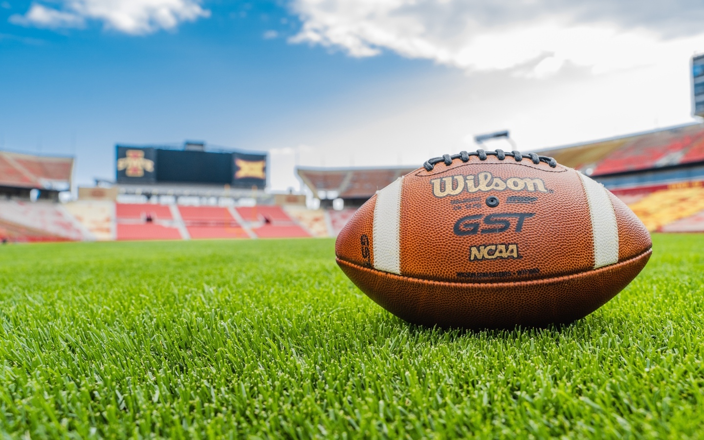 Мяч для американского футбола на поле