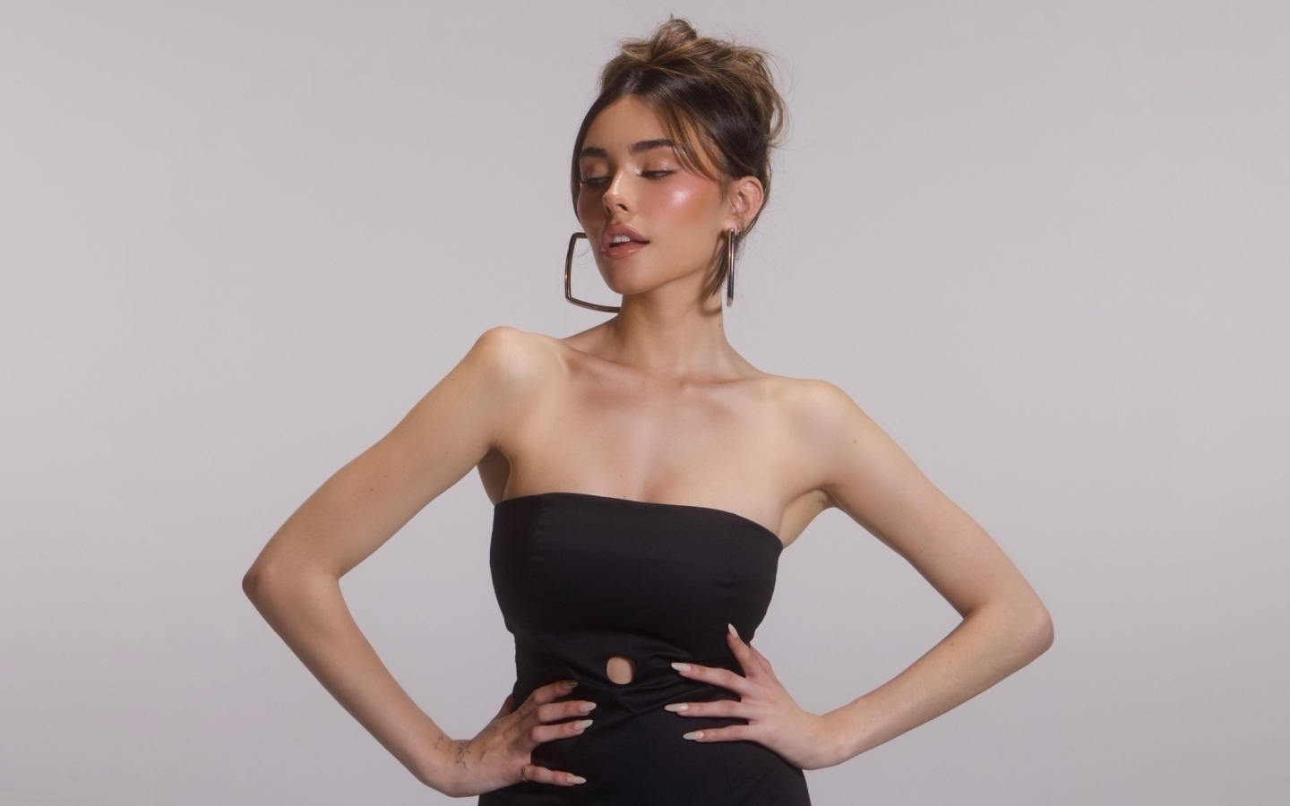 Американская певица Мэдисон Бир в черном платье