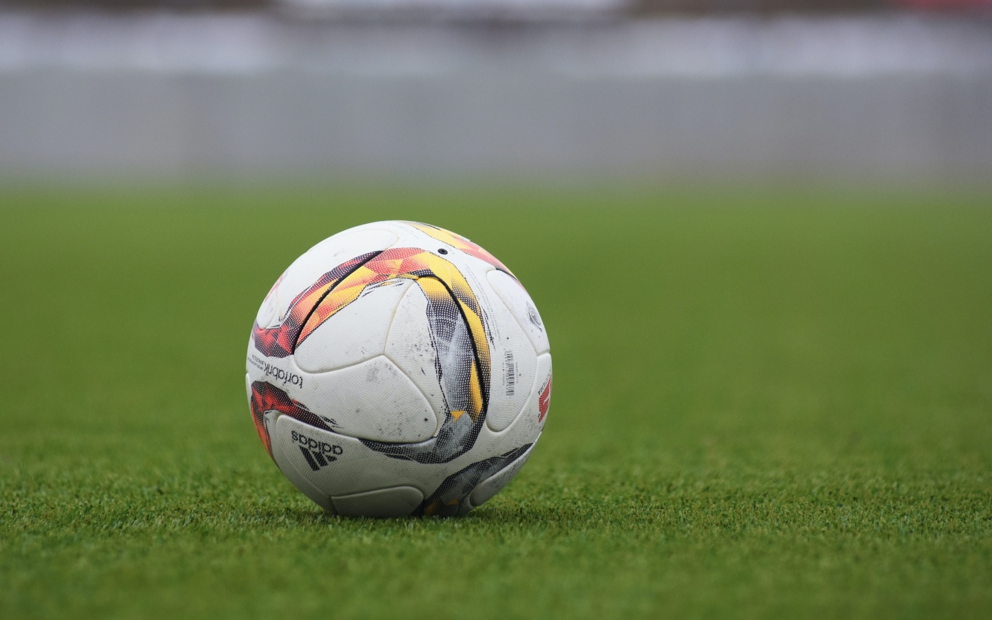 Мяч для игры в футбол на поле