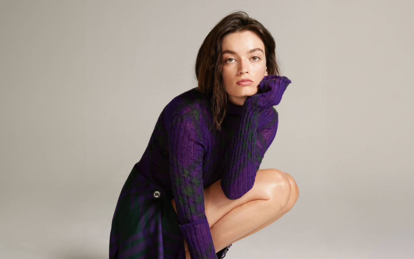 Красивая актриса Эмма Маки в свитере