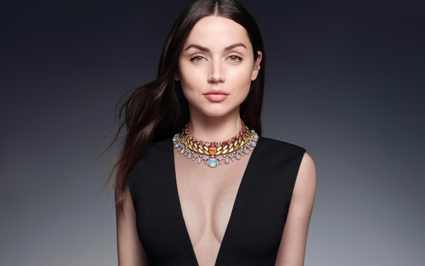 Красивое украшение на шее актрисы Ана де Армас