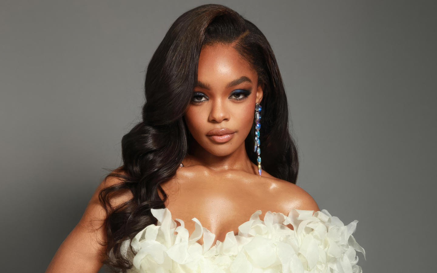 Красивое платье на актрисе Марсай Мартин