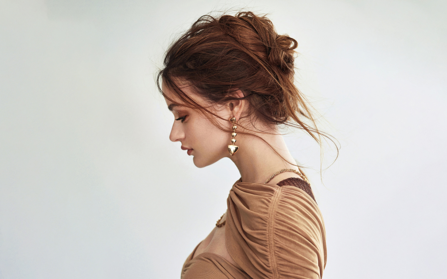 Красивая девушка Джоуи Кинг на сером фоне