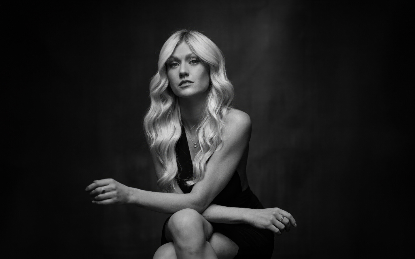 Черно-белое фото актрисы Кэтрин Макнамара