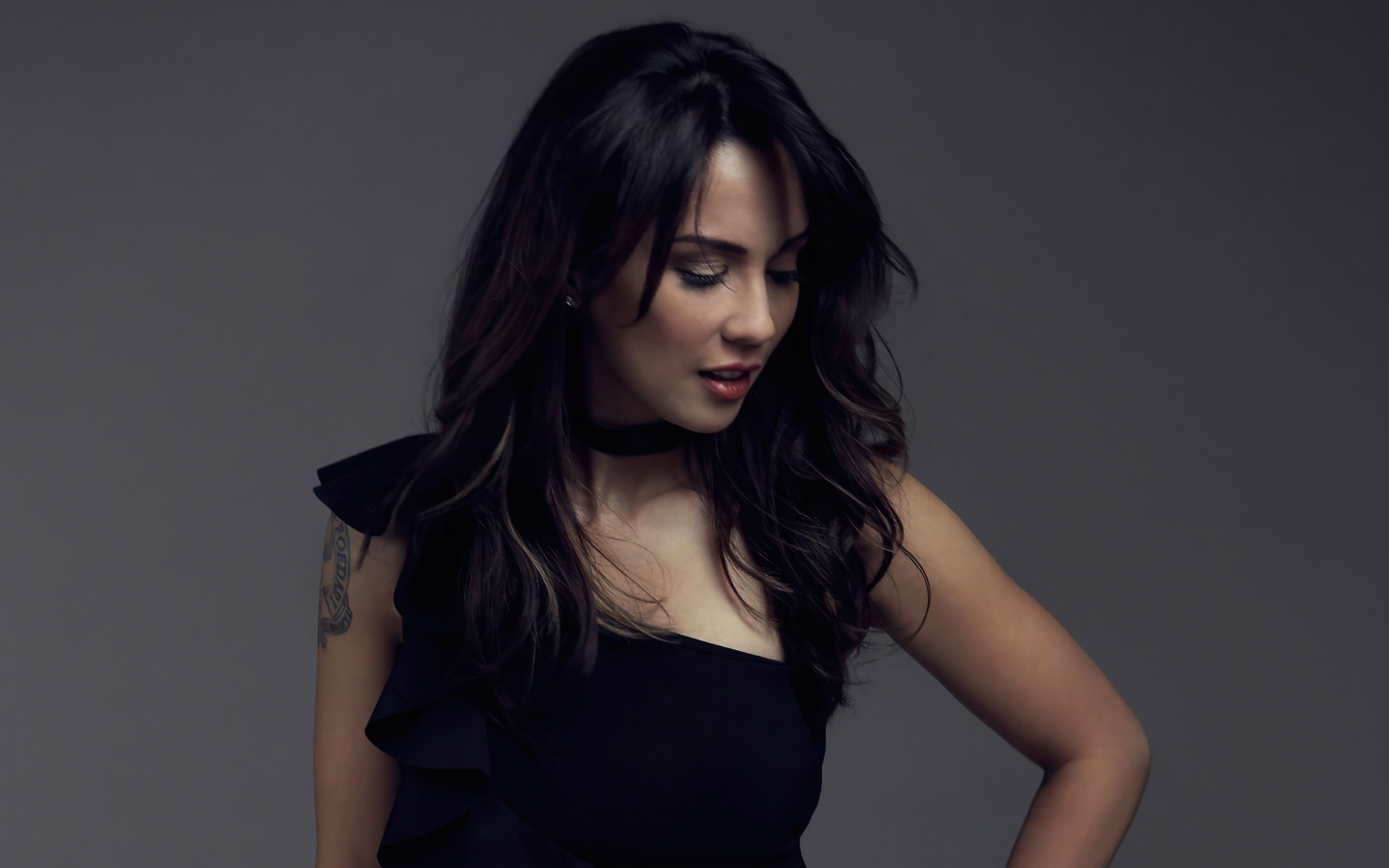 Милая девушка актриса Лекса Дойг  в черном платье