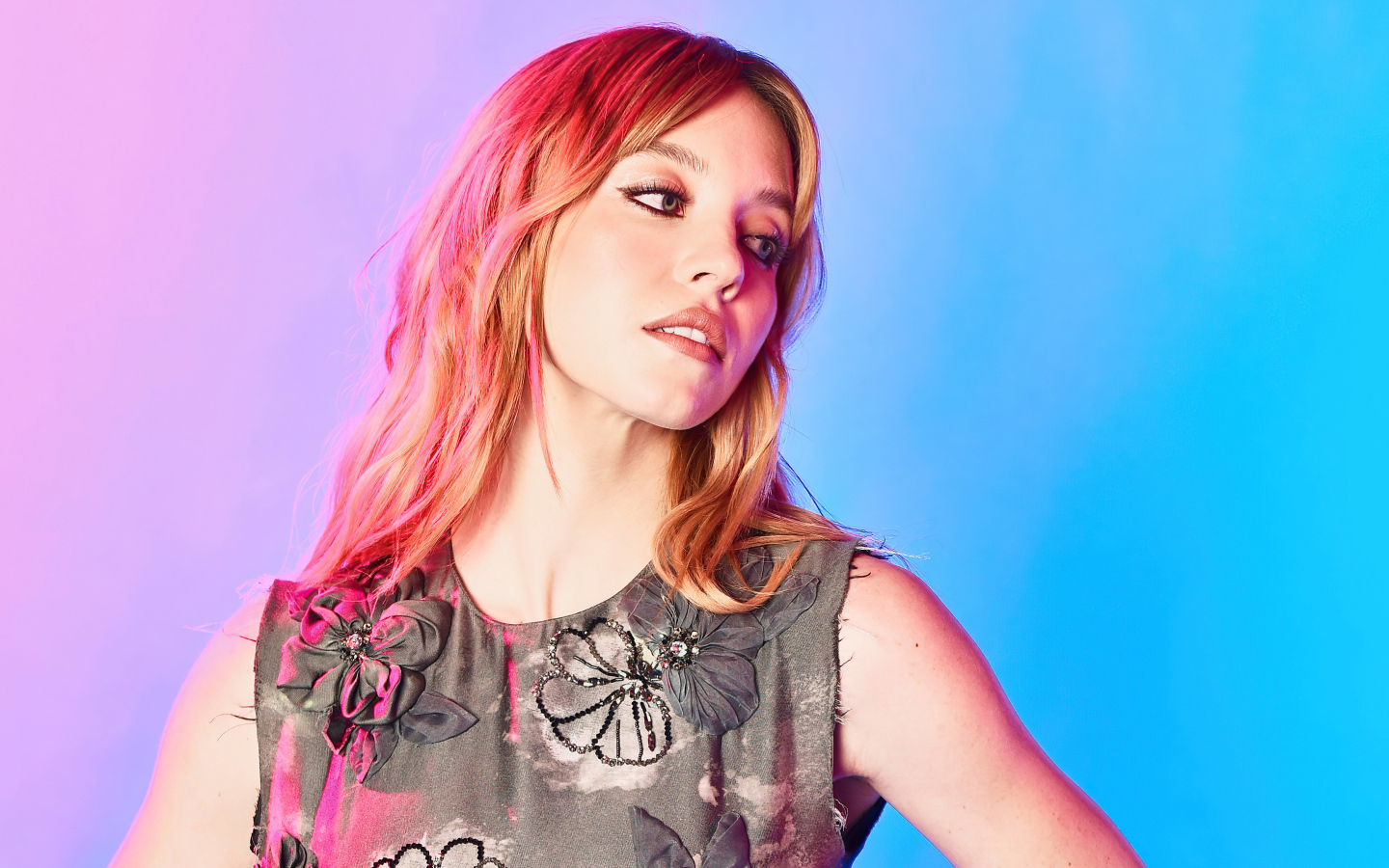 Милая рыжеволосая девушка актриса Сидни Суини