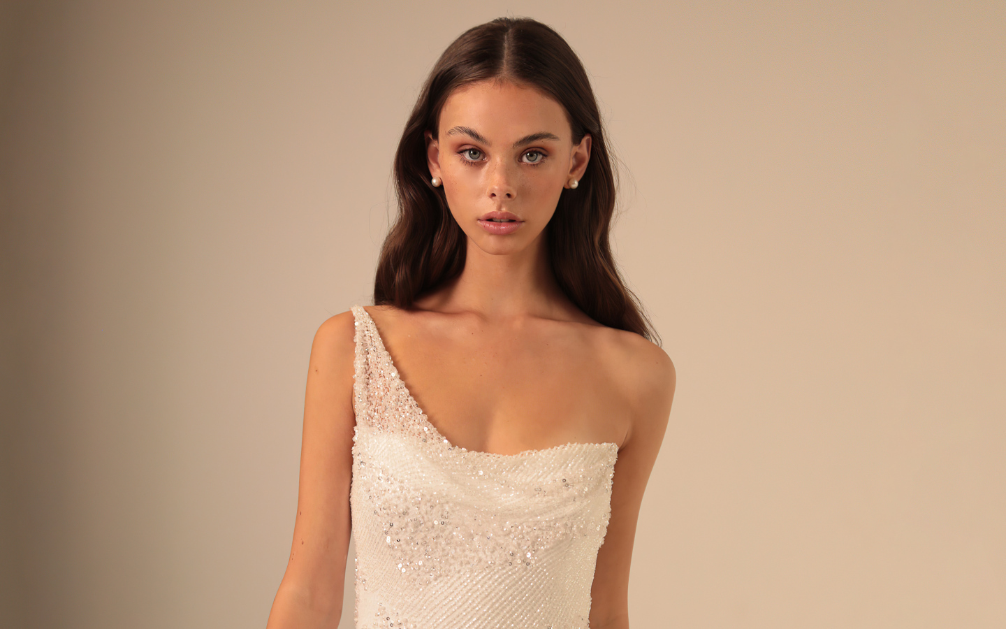 Нежная Мэйка Вулард в белом платье