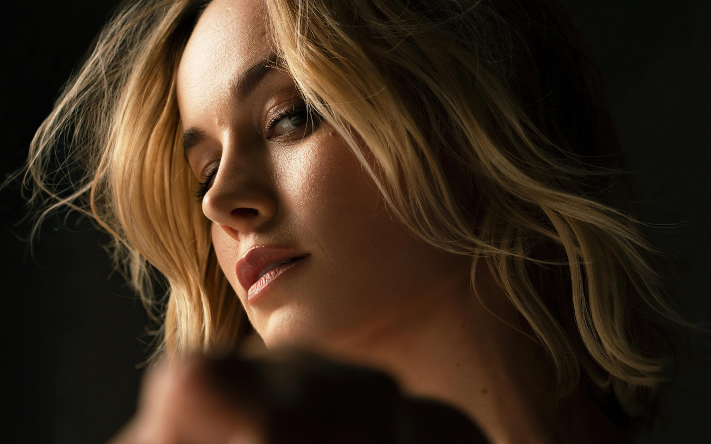 Лицо актрисы Бри Ларсон крупным планом