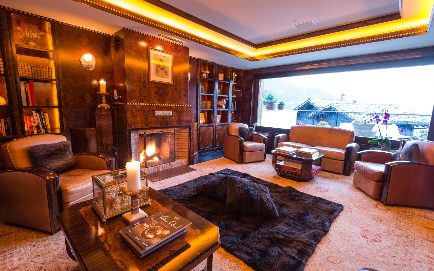 Большое окно в гостиной комнате с камином