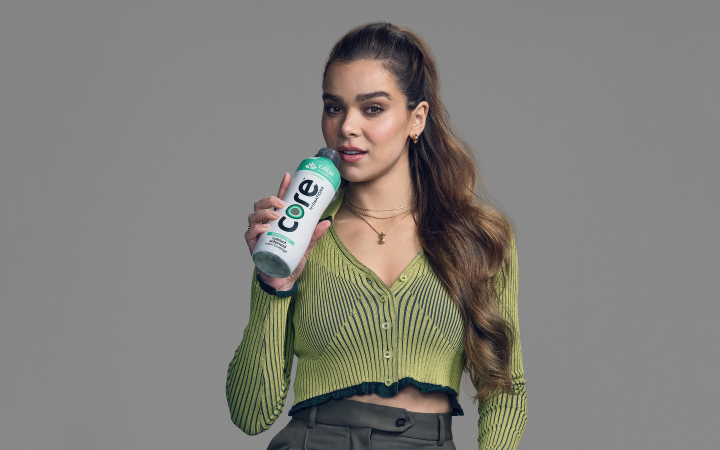 Популярная актриса Хейли Стайнфелд на фоне серой стены