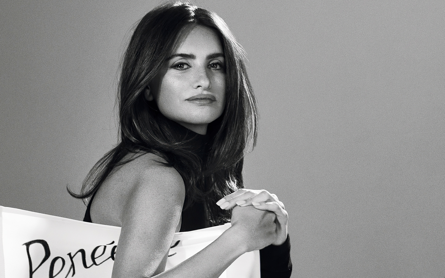 Популярная актриса Пенелопа Крус на сером фоне